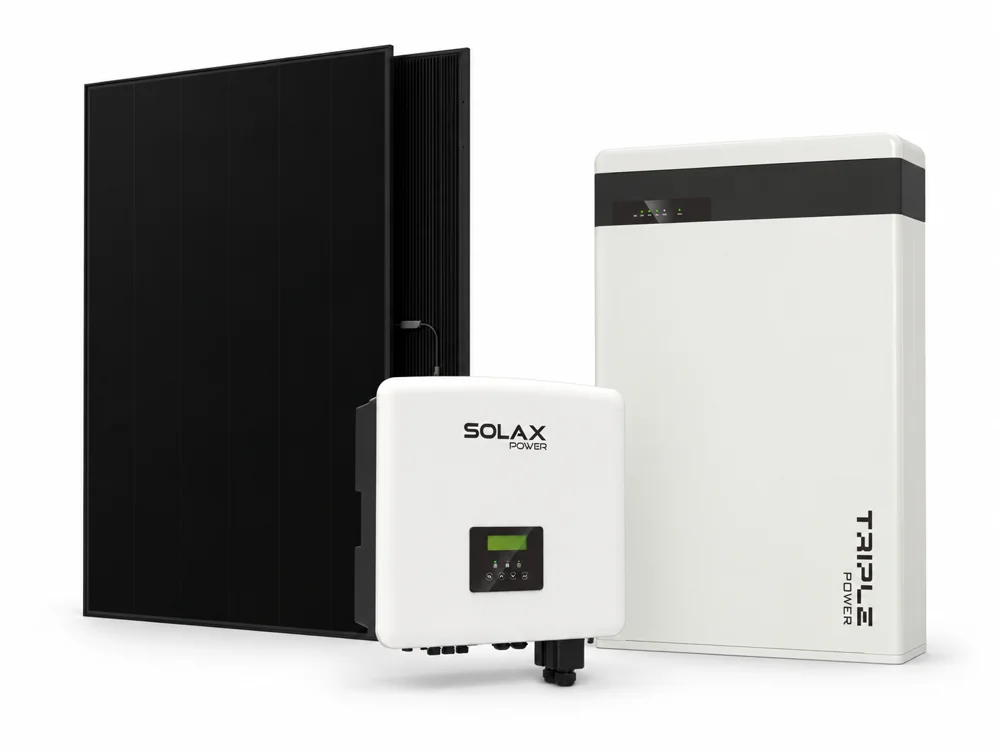 Sestava SolaX: střídač X3 Hybrid G4, baterie Triple Power a celočerné panely AIKO